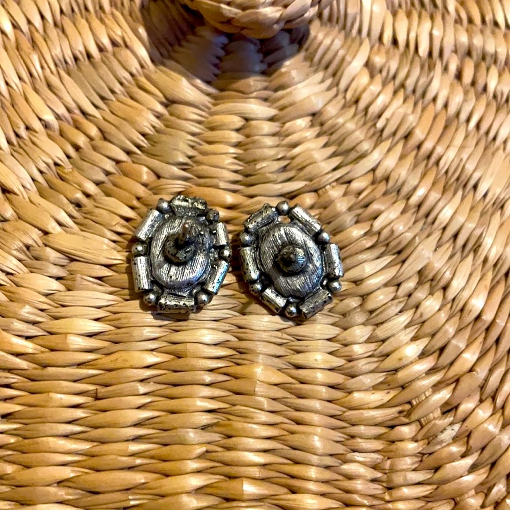 Cameo Post Earrings - Cameo Jewelry - Accessories - Picture 2 of 3